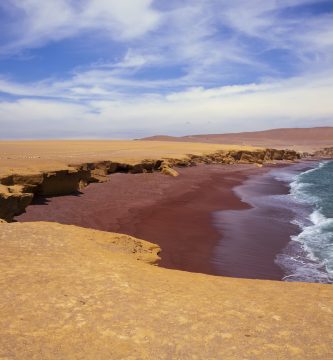 Rojo, verde, rosa: 12 coloridas playas en todo el mundo