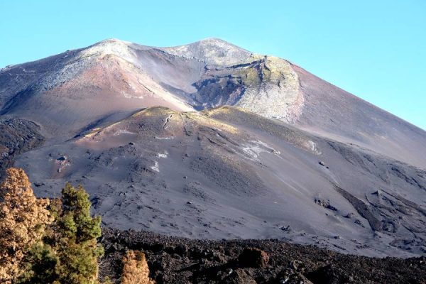 Turismo en el volcán de Tajogaite