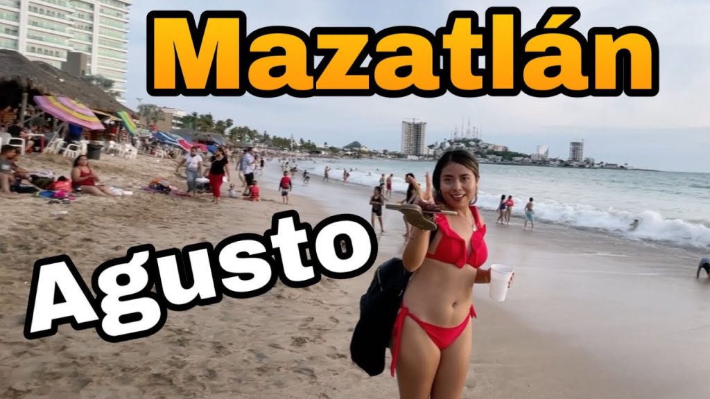 Mazatlán en agosto playa y paseo marítimo durante las vacaciones de verano