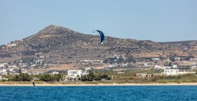 4 lugares para practicar kitesurf y windsurf en Paros