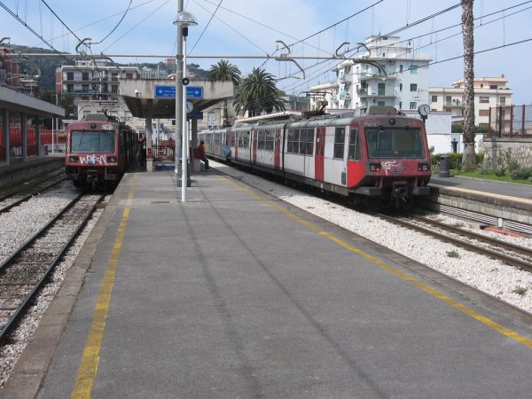Tren de Nápoles a Sorrento: Un viaje escénico por la costa italiana