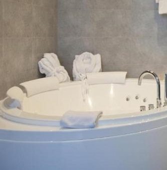 Aventúrate en habitaciones con jacuzzi bizkaia: Lo que no te puedes perder.