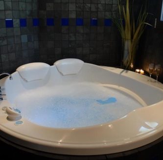 Aventúrate en hoteles con jacuzzi en habitacion malaga: Lo que no te puedes perder.