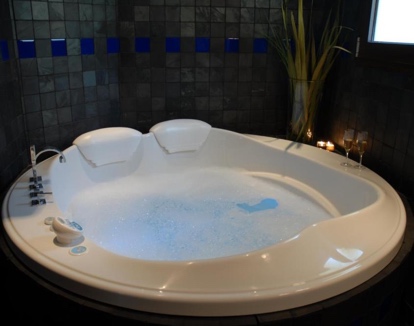 Aventúrate en hoteles con jacuzzi en habitacion malaga: Lo que no te puedes perder.