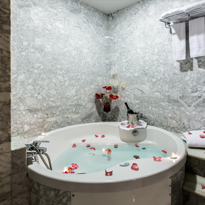 Descubre por qué hoteles con jacuzzi privado en habitación sevilla es un destino que no te puedes perder.