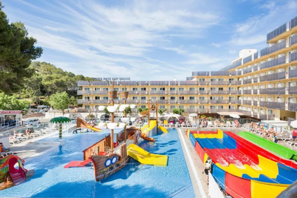 Explorando hoteles salou con toboganes Una experiencia única y emocionante.